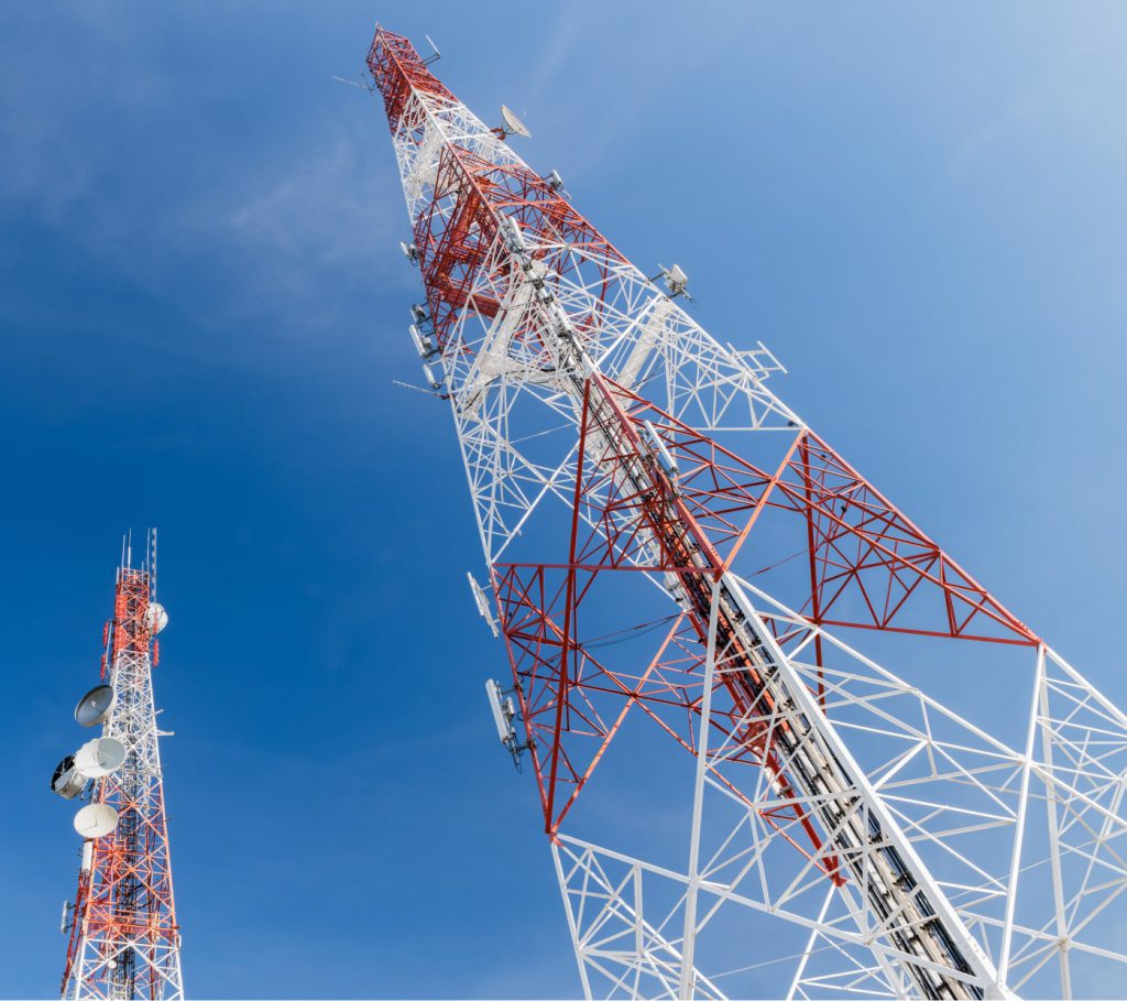 Relatórios de Conformidade CEMRF. Torre de rádio comunicação com várias antenas profissionais